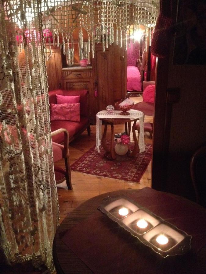Roulottes Du Rouard Bed & Breakfast Камие Екстериор снимка