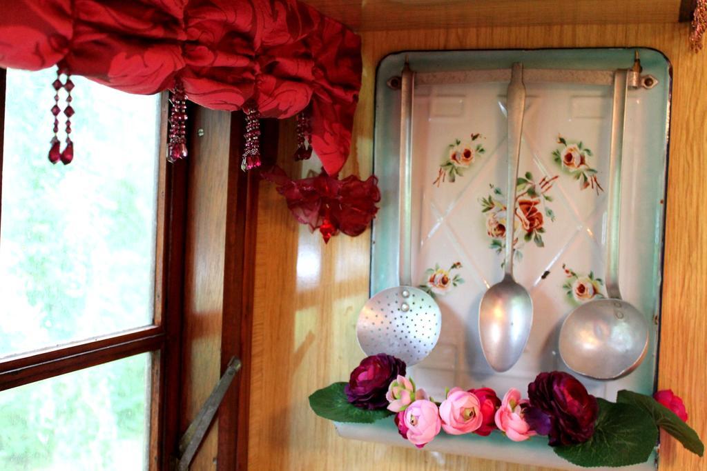 Roulottes Du Rouard Bed & Breakfast Камие Стая снимка