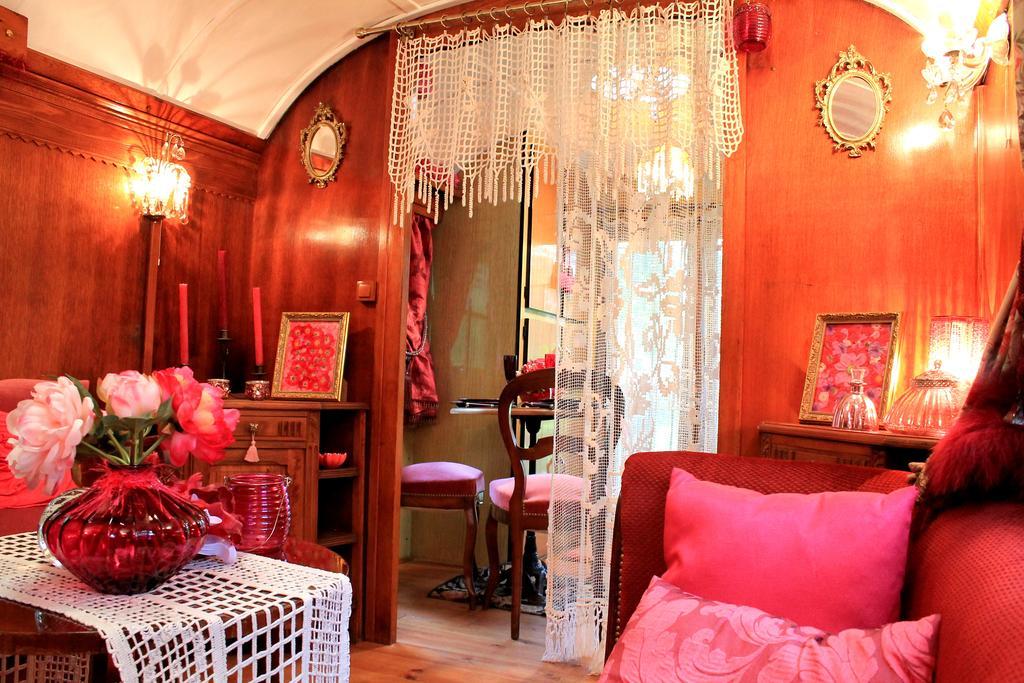 Roulottes Du Rouard Bed & Breakfast Камие Стая снимка