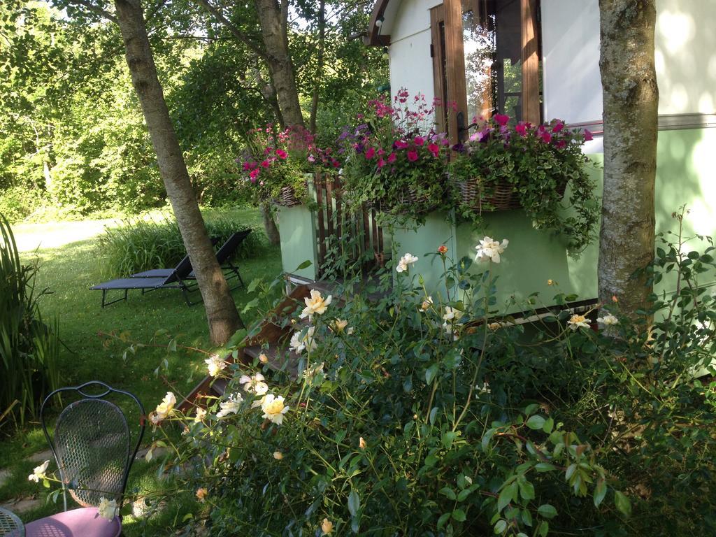Roulottes Du Rouard Bed & Breakfast Камие Екстериор снимка